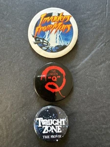 Lote de 3 botones de película promocional años 80. Invaders From Mars, Twilight Zone y “Q” - Imagen 1 de 4