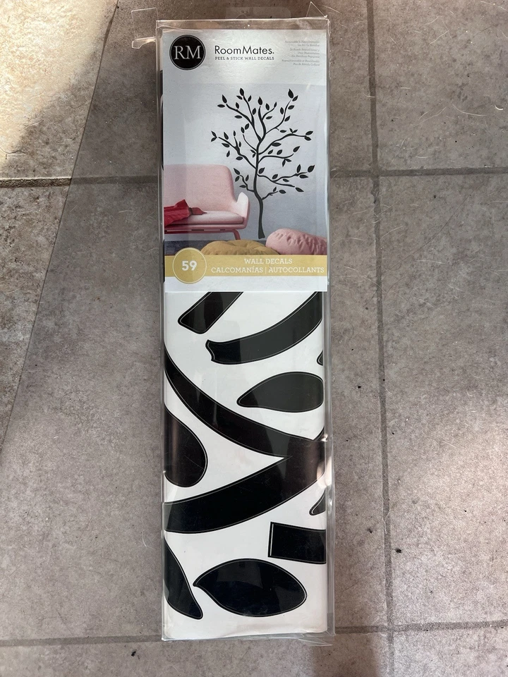Calcomanía de pared RoomMates Tree Branches pelar y pegar. Nunca usado Foto 1 de 2