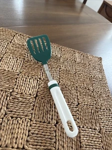 Ekco "LIKE" kurzer Spachtel mit Schlitzen Flipper grün Nylon weiß 10 1/2" Retro Cookie - Bild 1 von 11