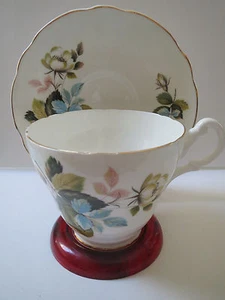 Royal Ascot English Bone China Teacup and Saucer - Dogwood Pattern - Gold Trim - Picture 1 of 7