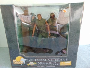 NEW IN BOX VINTAGE 2000 ULTIMATE SOLDIER VIETNAM VETERANS MEMORIAL WITH STAND - Picture 1 of 11