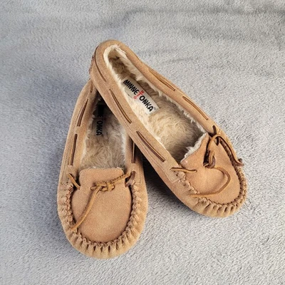 Zapatillas para mujer Minnetonka Cally 4011 talla 8 suela dura sin cordones de piel sintética informales Foto 1 de 4