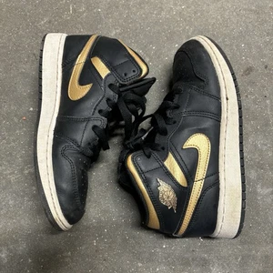 Jordan Big Kid's 1 Mid Black/Metallic Gold-White DQ8423 071, Youth 4.5Y - Picture 1 of 8