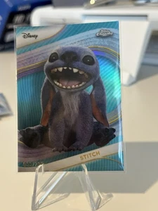 2025 Topps Chrome Disney Stitch #200 Teal Refractor /299 Live Action - Bild 1 von 3