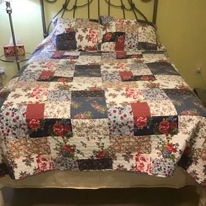 Full Size Quilt With 2 Shams. Reversible Floral Pattern. Excellent Condition - Picture 1 of 8