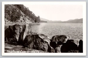Cartolina Mid-Century RPPC Bristol, New Hampshire - Newfound Lake - The Ledges UNP - Foto 1 di 3