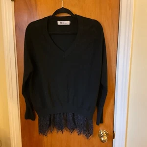 TOWNE Women's Sz M Black Sweater V-Neck Black Lace Hemline Pullover Soft Casual - Picture 1 of 11