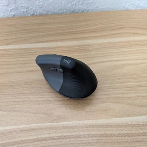 Logitech Lift Pionowa ergonomiczna mysz, bezprzewodowa dla Mac OS - grafitowa, prawa - Zdjęcie 1 z 5