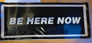 VINTAGE UNUSED 30x15cm OASIS RECORD SHOP BANNER/STICKER "BE HERE NOW" 1997 RARE! - Foto 1 di 4