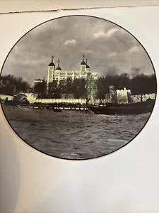 THE TOWER OF LONDON - ROYAL DOULTON ENGLISH 10.5" PLATE! - Picture 1 of 3