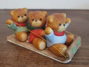 Vintage 1986 ENESCO Lucy and Me 3 Bears on Schlitten Figur von Lucy Rigg - Bild 1 von 7