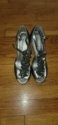 Women's shoes size 7 - Image 1 of 4