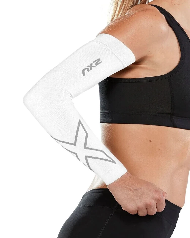 2XU Flex Running Compression Arm Sleeves UA4009a Large White/Grey - Image 1 of 2