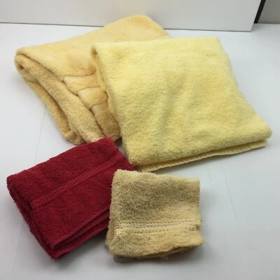 Toalla de mano de baño Mainstays Home Caress Mickey Mouse rojo amarillo Foto 1 de 4