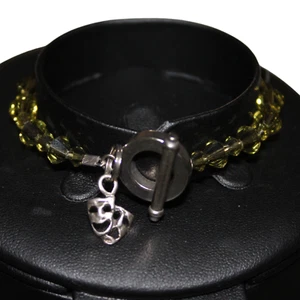 Brazalete de alambre con dije bicono vidrio transparente tragedia comedia peridoto cierre de palanca - Imagen 1 de 3