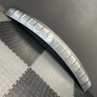 Оригинальный отделочный молдинг для заднего бампера Infiniti QX80 2011-2017 годов выпуска - Изображение 1 из 4