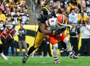 NICK HERBIG PITTSBURGH STEELERS SACKING BROWNS QB GABRIEL 10/12/25 COLORE 8X10 - Foto 1 di 1