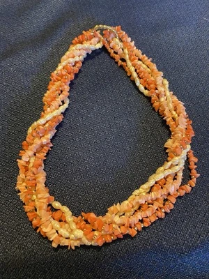 Colar de pérolas de coral e água doce com fecho de anel de ouro, em excelente estado usado - Imagem 1 de 2