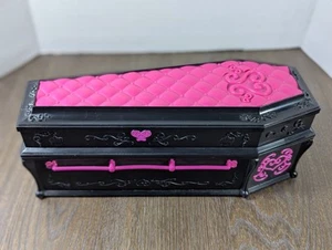 Mattel Monster High Dead Tired Draculaura Puppe Sarg Schatulle Schmuckkästchen Aufbewahrung - Bild 1 von 14