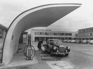Mercedes-Benz 220 Ponton at company-owned sales and service gas station photo - Imagen 1 de 1