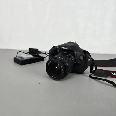 Cámara réflex digital Canon EOS Rebel T3i con batería y correa de lente zoom de 18-55 mm Foto 1 de 4