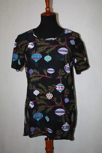 Lularoe Kinder Gr. 14 Gracie T-Shirt schwarz mit Weihnachtsschmuck kurzärmelig - Bild 1 von 6