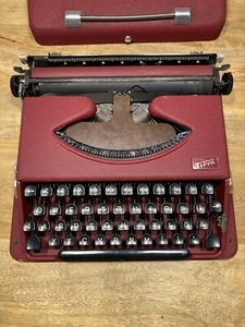 Gossen Tippa Schreibmaschine in Majenta aus den 1950-er Jahren. - Bild 1 von 8