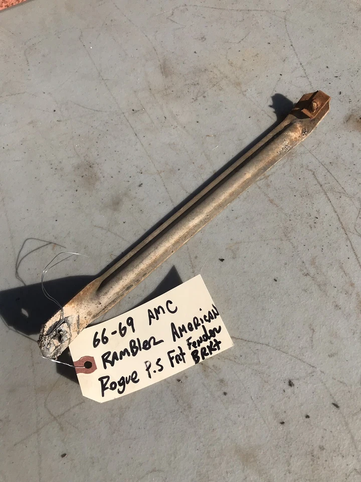 AMC Rambler American Rogue 1966-69 lado del pasajero delantero guardabarros inferior soporte freno Foto 1 de 1