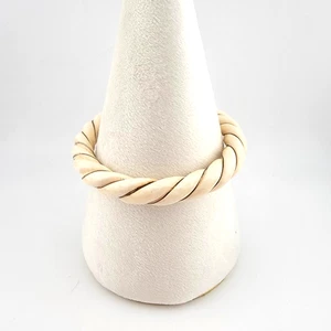 Vtg 14KT 585  Yellow Gold Oval Inlay Cream Enamel Shrimp Bangle - Picture 1 of 8