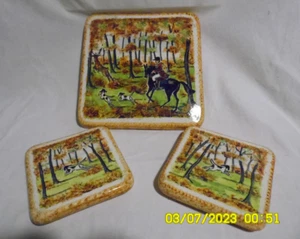 LBC E1/ 3 ANCIEN DESSOUS DE PLAT CERAMIQUE DECOR CHASSE CHEVAL CHIEN CERF FORET - Picture 1 of 6