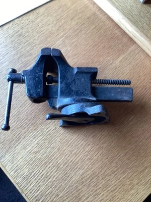 Антикварные маленькие 2-дюймовые настольные тиски на поворотном основании — отличная форма — безымянные производители — винтаж - Изображение 1 из 4