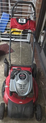 briggs and stratton Lawn Mower 675 Series Does Not Have Catcher Excellent Cond. - image 1 of 4