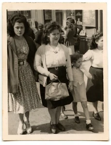 Famille dans la rue jeune femme enfants - photo ancienne an. 1950 - Picture 1 of 1