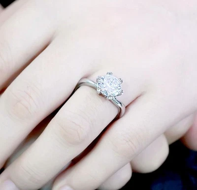 Anillo de compromiso solitario de acero inoxidable con 6 garras de circonita cúbica brillante de 2,75 quilates Foto 1 de 4