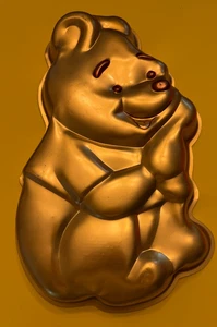 Molde de lata para hornear de metal dorado Wilton Disney WINNIE THE POOH oso de peluche - Imagen 1 de 16