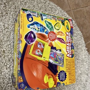CRAYOLA MELT 'N MOLD FACTORY 24 CRAYON MAKER CUSTOM CRAYONS / E1-33 - Picture 1 of 6