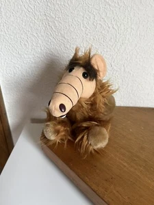Stofftier Alf sitzend Plüsch Kuscheltier Alien Production ? 16 cm - Bild 1 von 2