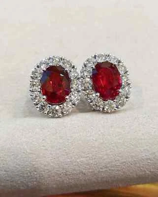 Женские серьги-гвоздики 2,20 карата овальные с имитацией красного рубина гало покрытие белым золотом 14 карат - Изображение 1 из 4