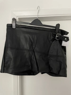 BNWT LADIWS BLACK FAUX LEATHER SKORT SIZE XL - Image 1 of 2