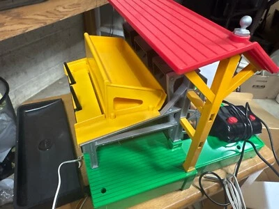 LIONEL 164 OPERATING LOG LOADER  comes with wiring - Image 1 of 4