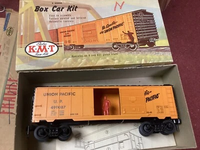 KUSAN/KMT BOX CAR KIT BILT UNION PACIFIC WITH FIGURE #499087 - Image 1 of 3