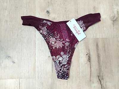 Weinrot Blumen String Tanga Lavish Spotlight von Triumph, Gr. 38 (NEU) - Bild 1 von 4