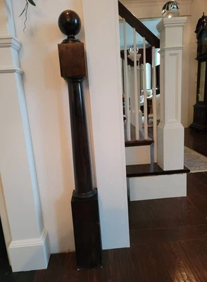 Antiguo poste Newel de madera dura torneado decorativo de cerezo macizo grabado Foto 1 de 4