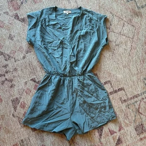 ARITZIA BABATON Corbett Seiden Strampler Light Jade Gr. S Preppy Luxe Classic Chic - Bild 1 von 12