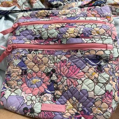 Vera Bradley & Disney Just Mousing Around Minnie Mouse 斜挎包 — 第 1/3 张图片