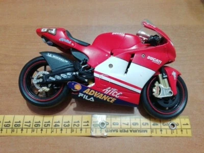Moto modellino Ducati Desmosedici L.Capirossi 65 scala 1:24 - Immagine 1 di 4