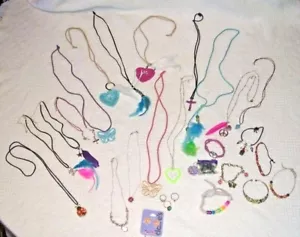 S60) Assortimento di pezzi di bigiotteria - collane, bracciali, anelli, orecchini - Foto 1 di 7