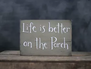 Letrero de madera pintado personalizado Life is Better on the Porch 5,25 x 8 pulgadas - Imagen 1 de 11