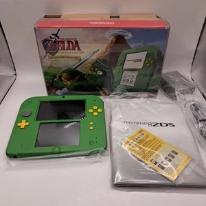 Pacchetto console Nintendo 2DS Legend of Zelda Ocarina of Time 3D verde - ECCELLENTE - Foto 1 di 24