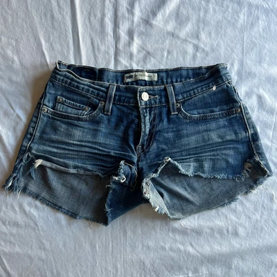 Pantalones cortos de mezclilla Levi's para mujer talla 26 entrepierna 3" lavado medio 524 demasiado súper bajos Foto 1 de 4